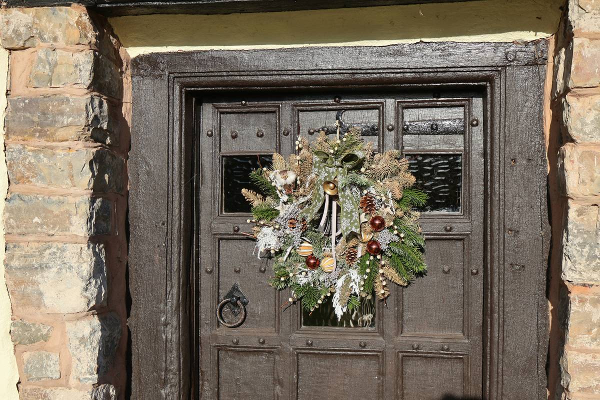 Handmade decorating christmas wreaths ideas with dried oranges and linen strips on a grapevine base